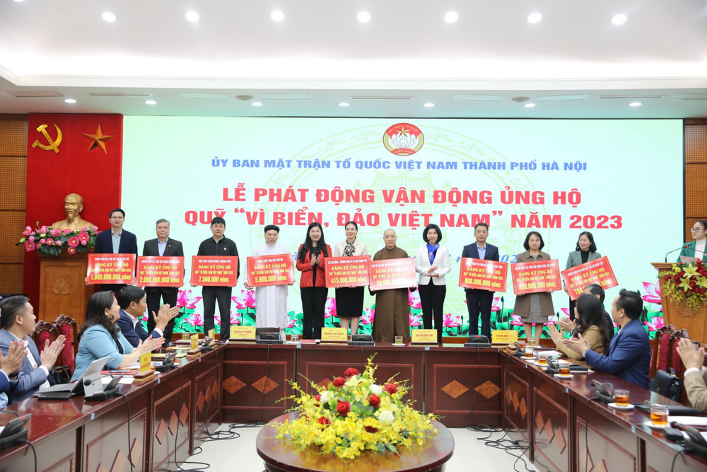 Đại diện Mặt trận Tổ quốc thành phố tiếp nhận đăng ký ủng hộ của các đơn vị. 