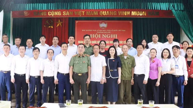 Thượng tướng Trần Quốc Tỏ, Ủy viên Trung ương Đảng, Thứ trưởng Công an tiếp xúc cử tri tại phường Phù Khê, thành phố Từ Sơn.
