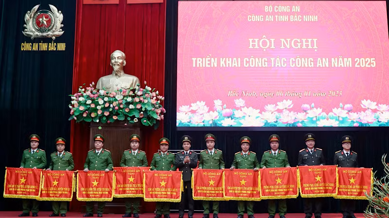 Giám đốc Công an tỉnh Bùi Duy Hưng trao Cờ thi đua của Bộ Công an tặng các tập thể.