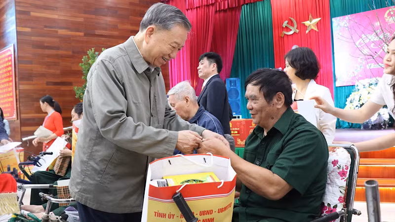 Đại tướng Tô Lâm thăm hỏi, tặng quà, chúc Tết các thương, bệnh binh đang điều dưỡng tại Trung tâm.