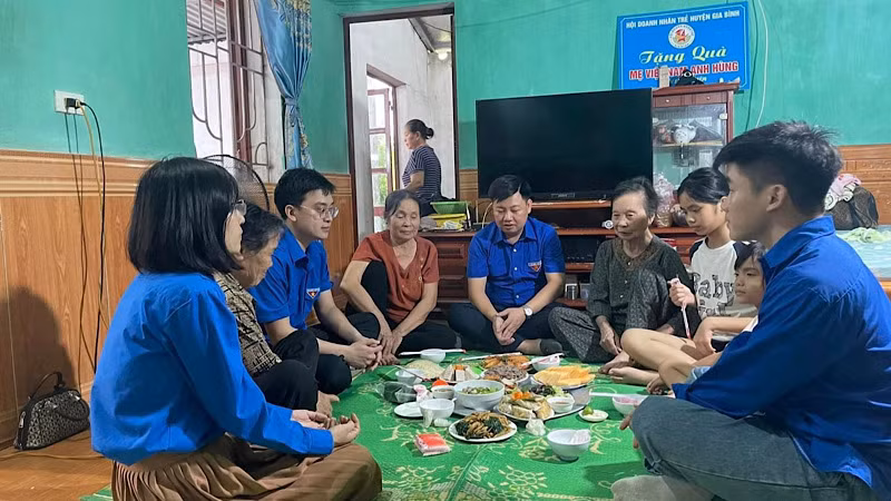 Những “Bữa cơm sum họp-Ấm áp tình mẹ" là điểm nhấn trong chuỗi hoạt động tri ân của Tuổi trẻ Bắc Ninh.