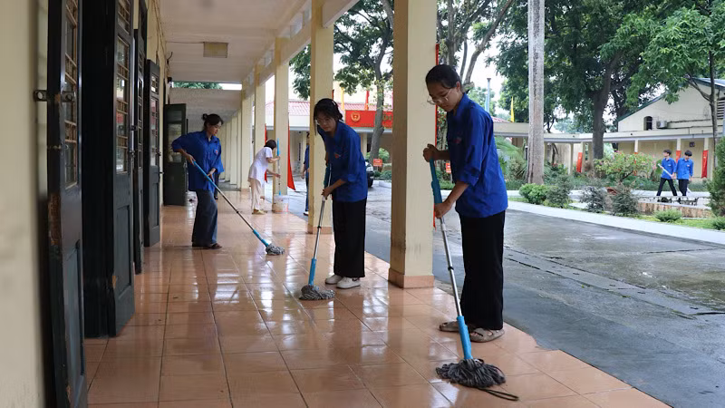 Đội tình nguyện “Hoa phượng đỏ” cấp tỉnh ra quân lao động dọn vệ sinh tại Trung tâm Điều dưỡng Thương binh Thuận Thành.