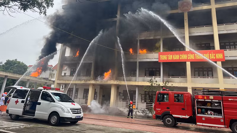 Triển khai lực lượng chữa cháy xử trí tình huống A2.