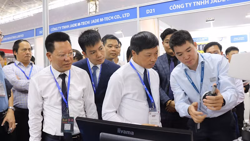 Các đại biểu tham quan các gian hàng.