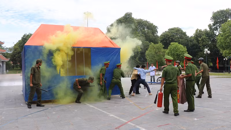 Các lực lượng tại huyện Tiên Du tổ chức diễn tập.