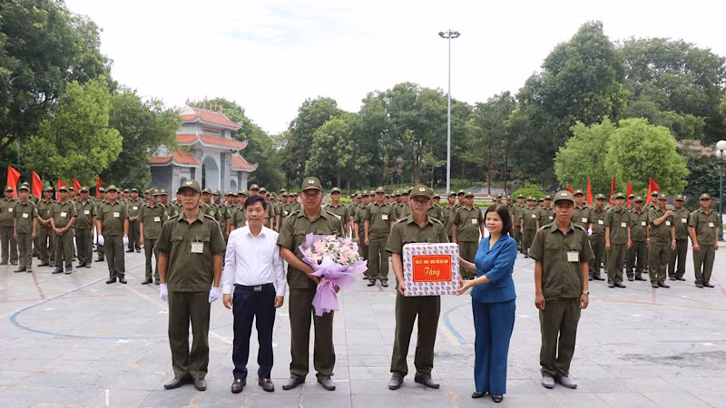 Lãnh đạo tỉnh Bắc Ninh tặng quà Lực lượng tham gia bảo vệ an ninh, trật tự ở cơ sở tại huyện Tiên Du.