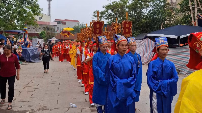 Người dân thực hiện các nghi lễ rước.