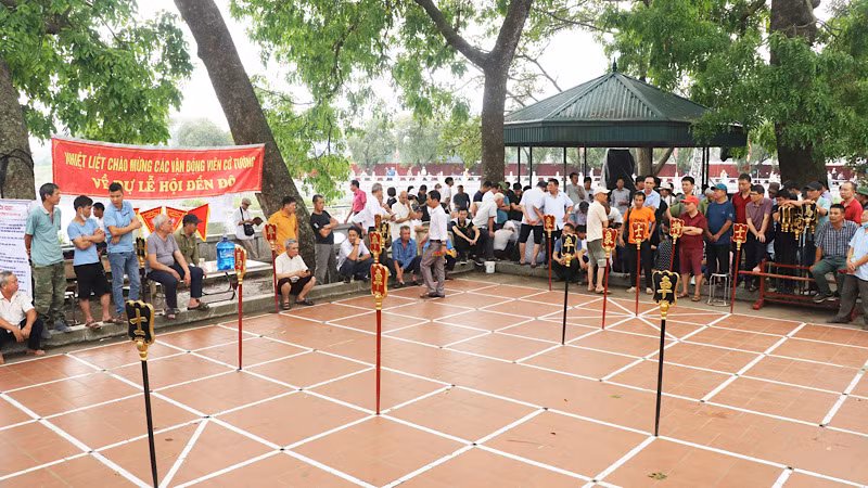 Thi đấu cờ tại lễ hội.