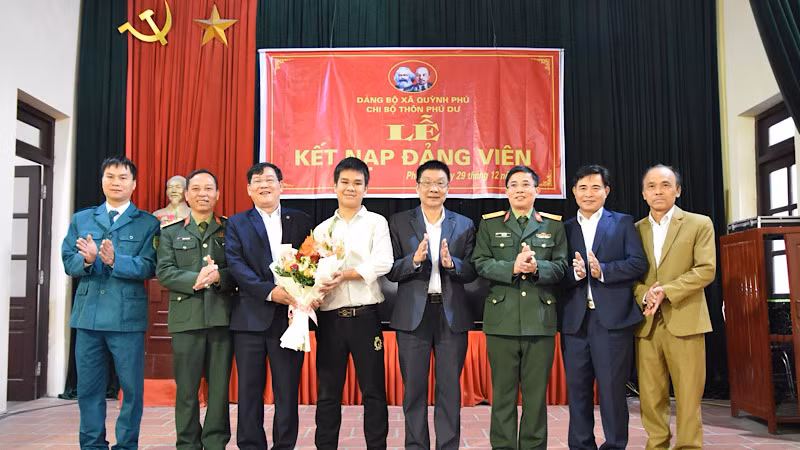 Chi bộ thôn Phú Dư, xã Quỳnh Phú, huyện Gia Bình tổ chức kết nạp đảng viên mới là các công dân sẵn sàng nhập ngũ năm 2024. ( ẢNH: BẢO ANH)