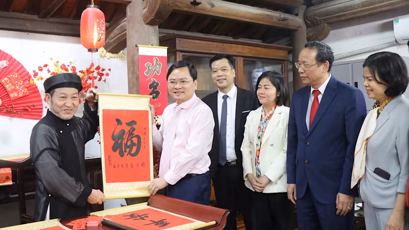 Các đại biểu tham gia hoạt động xin chữ đầu năm.