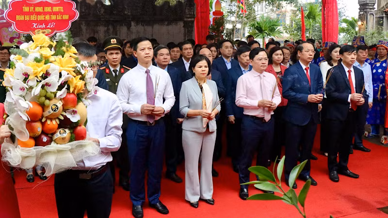 Các đồng chí lãnh đạo tỉnh dâng hương tại Văn Miếu-Bắc Ninh.