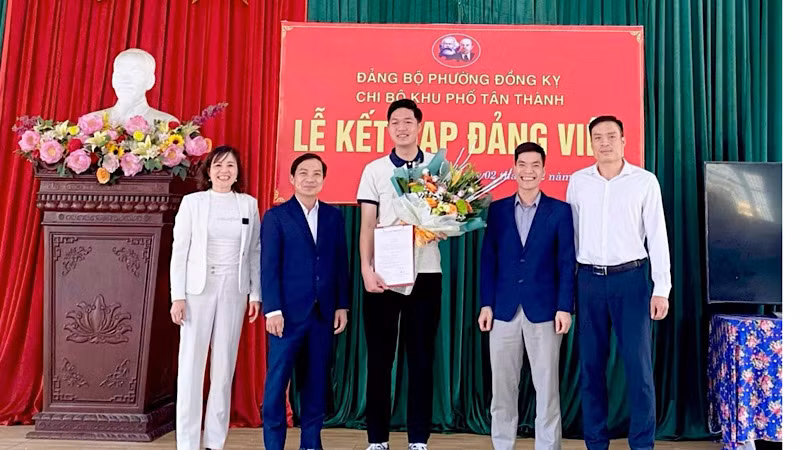 Chi bộ khu phố Tân Thành, phường Đồng Kỵ, thành phố Từ Sơn kết nạp đảng viên mới là công dân nhập ngũ năm 2024.