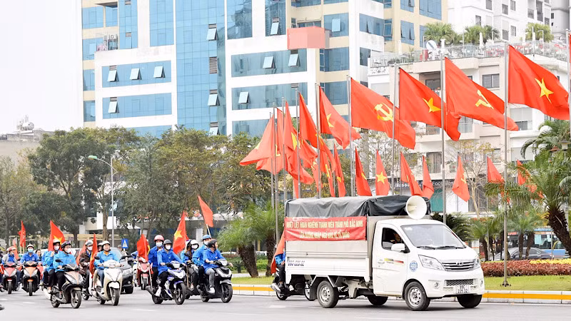Tuyên truyền lưu động về Luật Nghĩa vụ quân sự và động viên thanh niên nhập ngũ tại thành phố Bắc Ninh. (Ảnh: BẢO ANH)