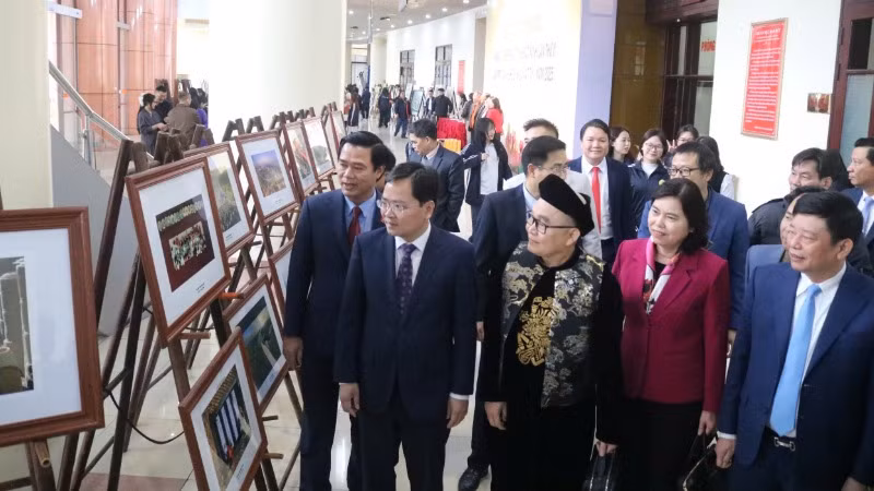 Các đại biểu tham quan khu trưng bày các tác phẩm nghệ thuật.