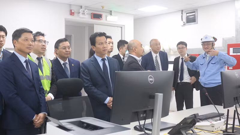 Kiểm tra quá trình vận hành nhà máy.