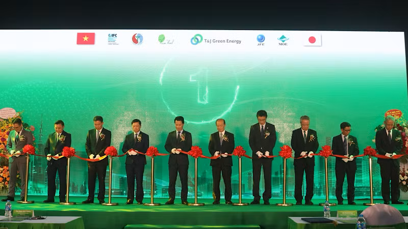 Các đại biểu cắt băng khánh thành nhà máy.