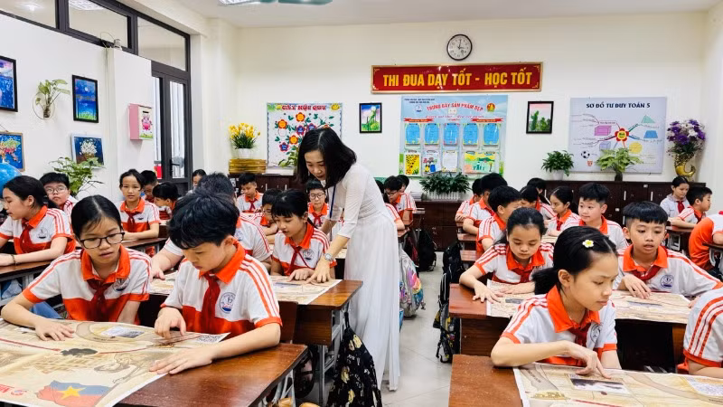 Học sinh Trường tiểu học Suối Hoa, thành phố Bắc Ninh, tìm hiểu phụ san đặc biệt.