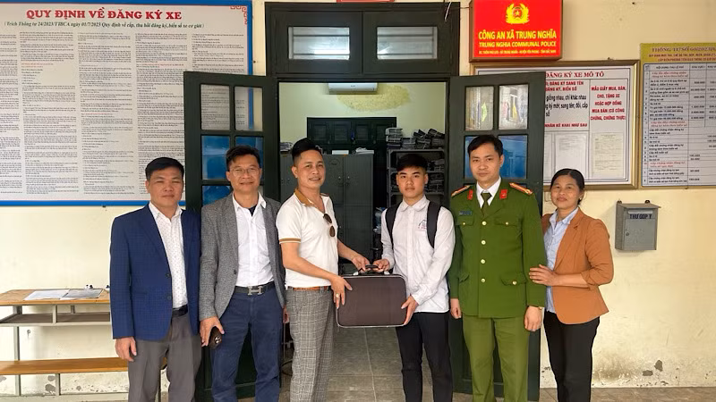 Em Nguyễn Bá Biền trao trả lại tài sản cho người đánh rơi.