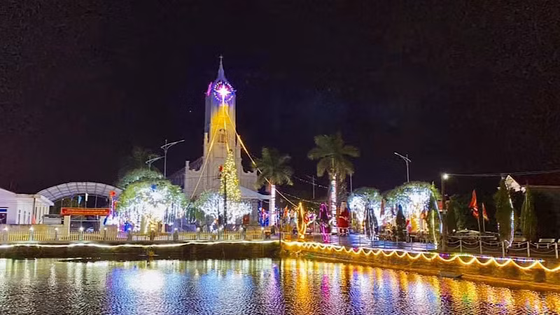 Giáo xứ Lai Tê, huyện Lương Tài lung linh khi về đêm.