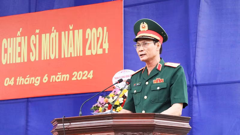 Thiếu tướng Lê Văn Thơ, Chủ nhiệm Chính trị Quân khu I giao nhiệm vụ cho cán bộ, chiến sĩ Trung đoàn 833.