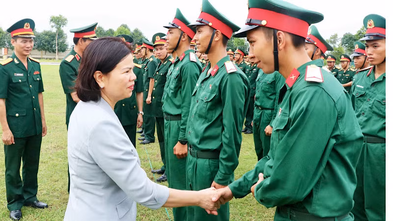 Chủ tịch Ủy ban nhân dân tỉnh Nguyễn Hương Giang xuống hàng quân, động viên, chúc mừng các chiến sĩ mới đã hoàn thành 3 tháng huấn luyện.
