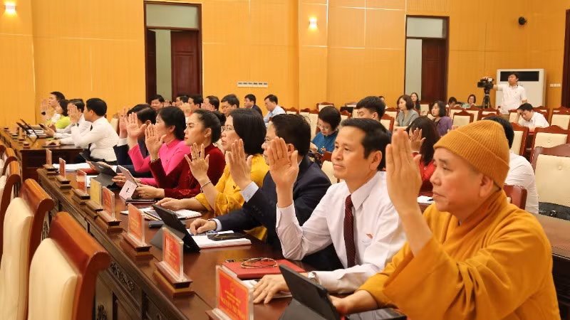 Các đại biểu biểu quyết thông qua các dự thảo nghị quyết.