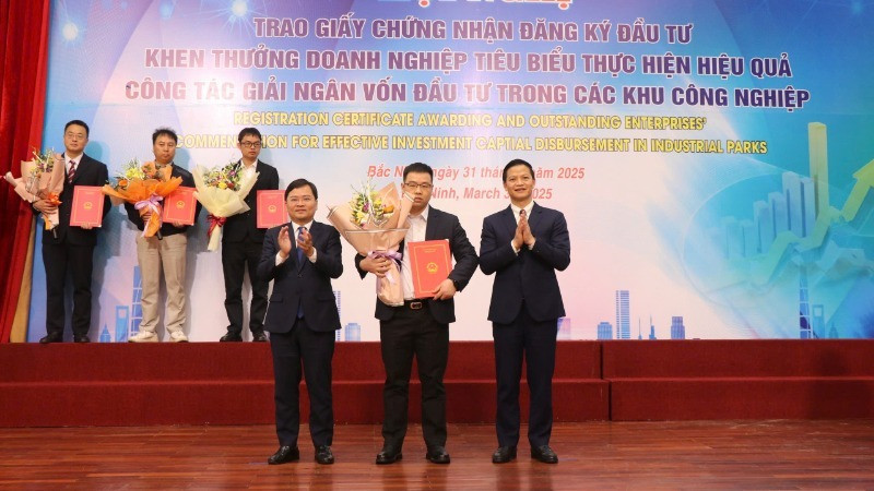 Lãnh đạo tỉnh Bắc Ninh chúc mừng và trao Giấy chứng nhận đầu tư tới các doanh nghiệp. 