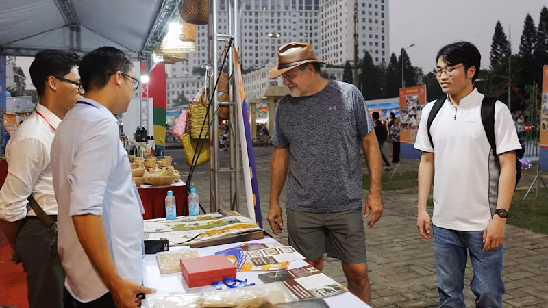 Du khách khám phá các gian hàng tại liên hoan.