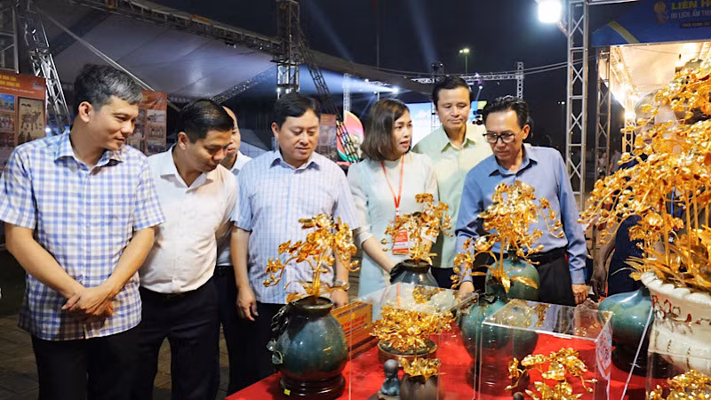 100 gian hàng với các sản phẩm, mẫu mã, chủng loại đa dạng giúp du khách có nhiều lựa chọn.