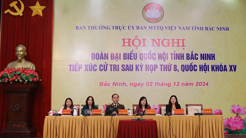 Các đại biểu Quốc hội tỉnh Bắc Ninh tại buổi tiếp xúc cử tri.