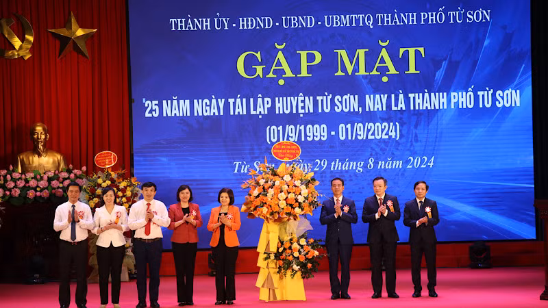 Lãnh đạo tỉnh Bắc Ninh tặng hoa chúc mừng Đảng bộ, chính quyền và nhân dân thành phố Từ Sơn.