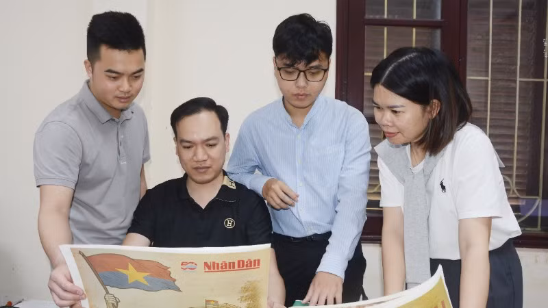 Các đồng nghiệp Báo Bắc Ninh với phụ san đặc biệt.