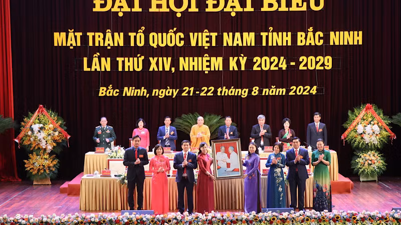 Đồng chí Nguyễn Thị Thu Hà, Phó Chủ tịch, Tổng thư ký Ủy ban Trung ương Mặt trận Tổ quốc Việt Nam tặng Đại hội bức ảnh: Bác Hồ-Bác Tôn.