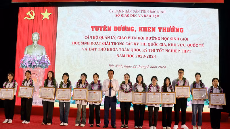 Phó Chủ tịch Ủy ban nhân dân tỉnh Lê Xuân Lợi chúc mừng và khen thưởng các em học sinh đạt giải.