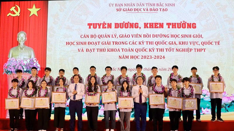 Các thí sinh đạt giải Ba học sinh giỏi quốc gia đón nhận Bằng khen của Bộ trưởng Giáo dục và Đào tạo.