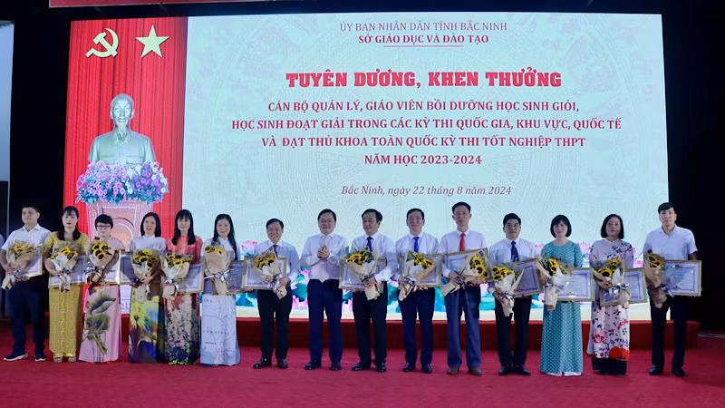 Đồng chí Bí thư Tỉnh ủy Nguyễn Anh Tuấn khen thưởng và chúc mừng giáo viên, cán bộ quản lý có thành tích xuất sắc.