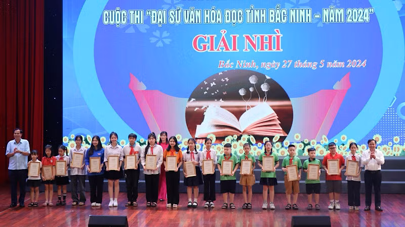 18 thí sinh đạt giải Nhì trong cuộc thi tại lễ trao giải.
