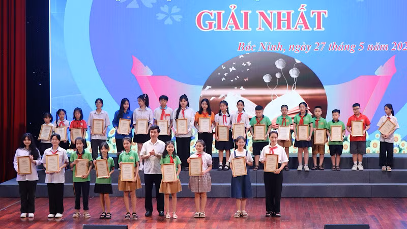 Ban Tổ chức trao giải cho các thí sinh đạt giải Nhất.