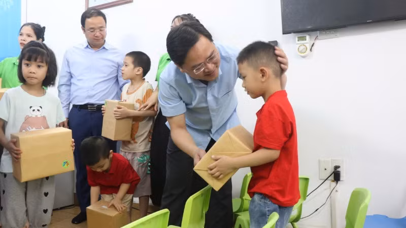 Bí thư Tỉnh ủy Bắc Ninh Nguyễn Anh Tuấn ân cần trao các phần quà tới tay các cháu nhỏ tại Trung tâm Hỗ trợ phát triển giáo dục hòa nhập cuộc sống mới.