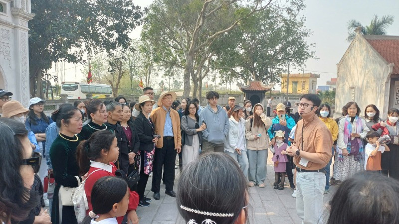 Hướng dẫn viên của Bảo tàng và Xúc tiến du lịch Bắc Ninh giới thiệu lịch sử, văn hóa tại tour 4.