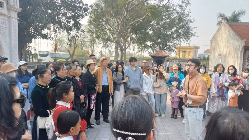 Hướng dẫn viên của Bảo tàng và Xúc tiến du lịch Bắc Ninh giới thiệu lịch sử, văn hóa tại tour 4.