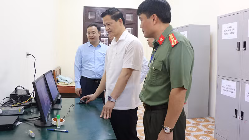 Kiểm tra camera an ninh tại điểm thi.