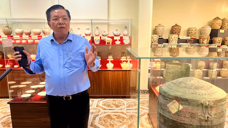 Ông Nguyễn Thế Hồng tại Bảo tàng Hoàng gia Nam Hồng.