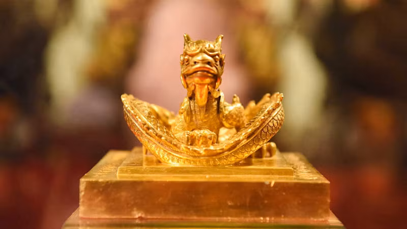 Đầu rồng ngẩng cao, trên trán rồng có chữ Vương.