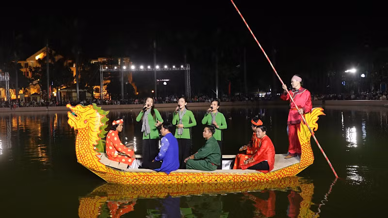 Các nghệ sĩ tỉnh Tây Ninh tham dự chương trình.