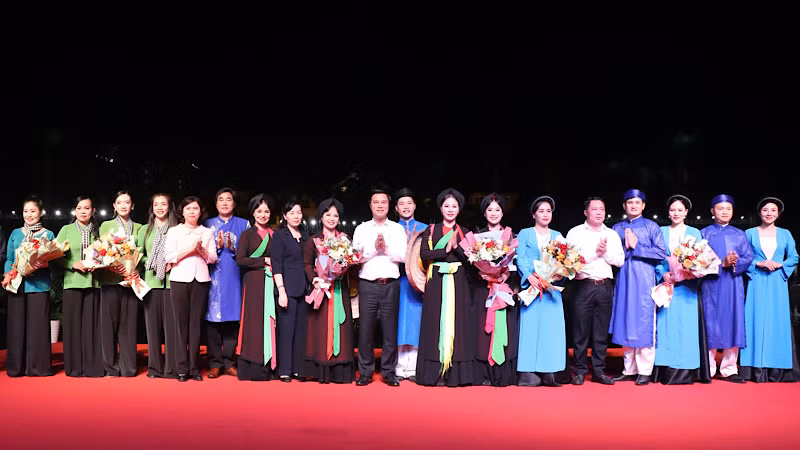 Lãnh đạo tỉnh Bắc Ninh tặng hoa các nghệ sĩ tham gia Chương trình.