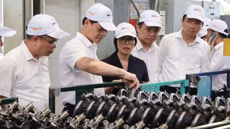 Chủ tịch Ủy ban nhân dân tỉnh Bắc Ninh Vương Quốc Tuấn (thứ hai từ trái qua) và Đoàn công tác thăm mô hình sản xuất của Công ty cổ phần Innotek.