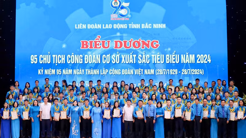 Các Chủ tịch Công đoàn cơ sở tiêu biểu chụp ảnh lưu niệm cùng các đại biểu.