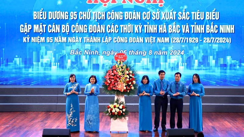 Lãnh đạo tỉnh Bắc Ninh tặng hoa chúc mừng kỷ niệm 95 năm Ngày thành lập Công đoàn Việt Nam.