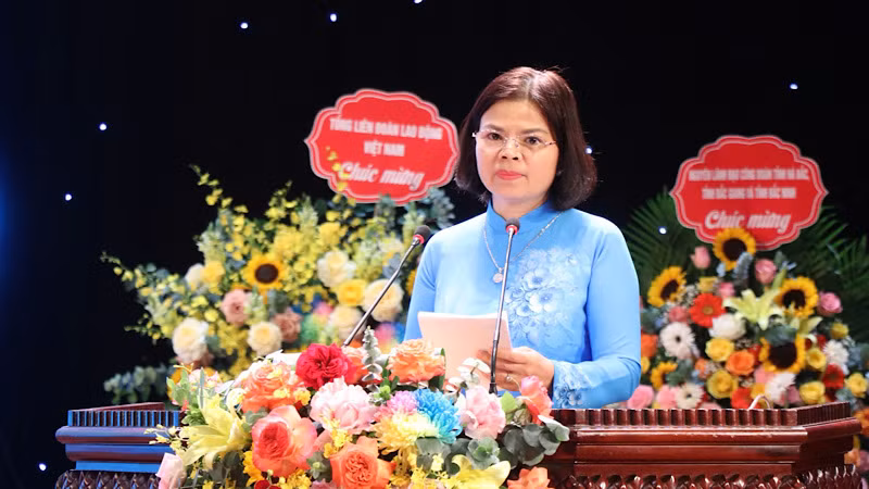 Đồng chí Nguyễn Hương Giang, Phó Bí thư Thường trực Tỉnh ủy, Chủ tịch Hội đồng nhân dân tỉnh Bắc Ninh đề nghị các cấp công đoàn tiếp tục đổi mới hoạt động, làm tốt hơn nữa chức năng đại diện, bảo vệ quyền, lợi ích hợp pháp, chính đáng của người lao động.